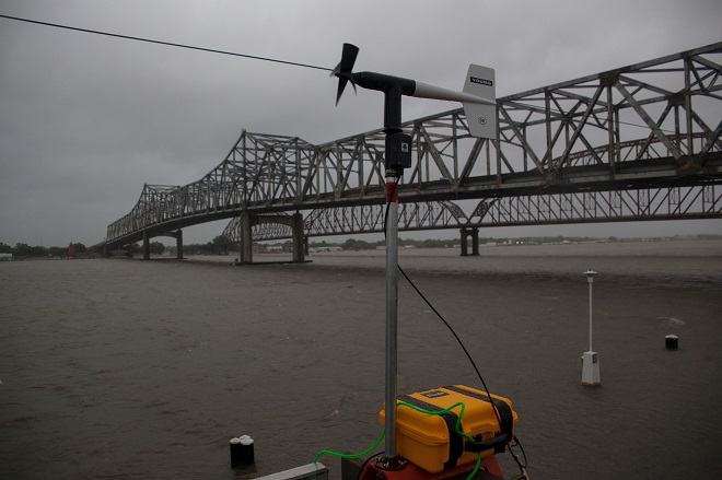 يتحقق مقياس الرياح من سرعة الرياح وعواصف الرياح على طول نهر بيرويك في مدينة مورجان بولاية لويزيانا
